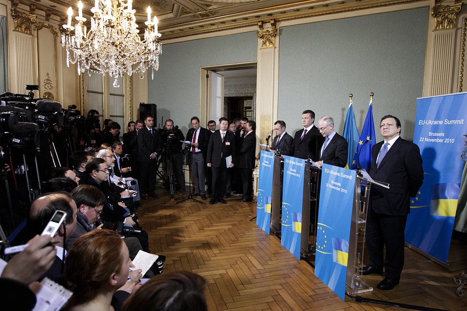 Президент Украины Виктор Янукович (второй слева) на совместной пресс-конференции с председателем Европейской комиссии Жозе Мануэлем Баррозу (справа) и председателем Европейского совета Херманом Ван Ромпеем (второй справа) в замке Валь Дюшес, Брюссель, 22 ноября 2010 года