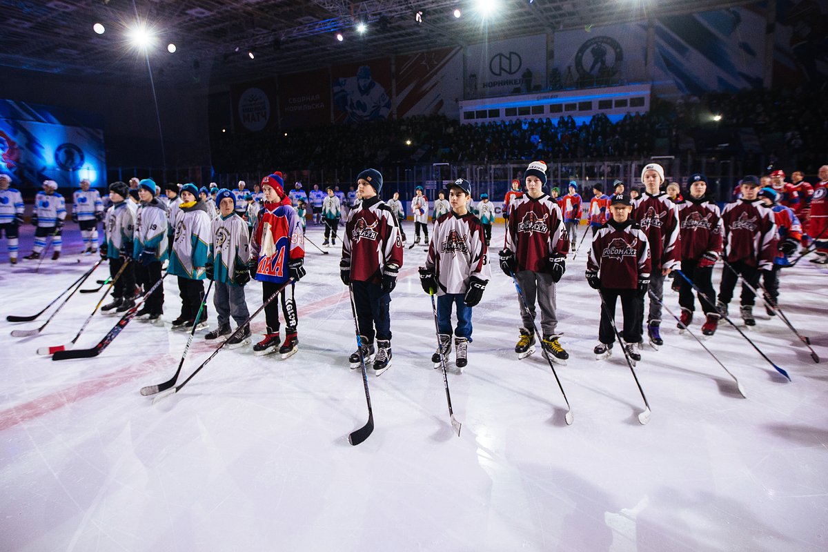 Воспитанники детских хоккейный секций Норильска