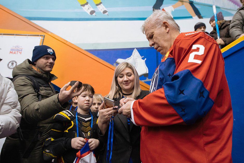 Вячеслав Фетисов (справа) раздает автографы после матча на ледовой арене «Айсберг» в Талнахе