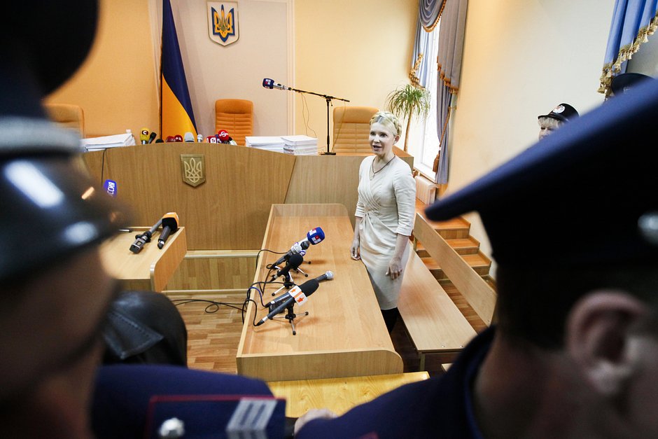 Бывший премьер-министр Украины Юлия Тимошенко во время процесса в Печерском районном суде Киева, 11 октября 2011 года