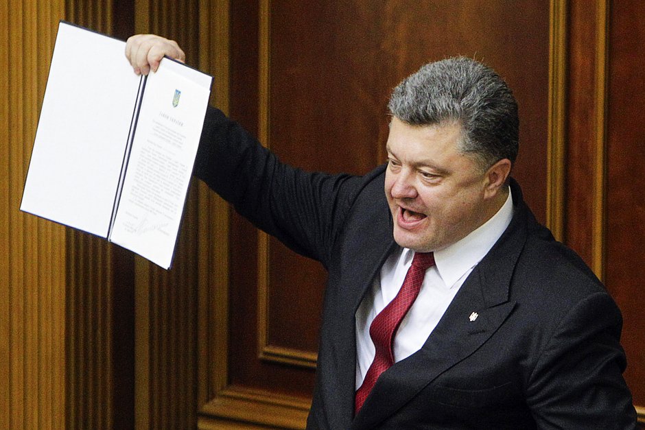 Президент Украины Петр Порошенко показывает депутатам подписанное соглашение об ассоциации с Европейским союзом на сессии Верховной Рады в Киеве, 16 сентября 2014 года