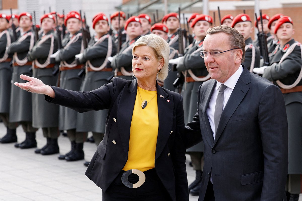 Министр обороны Германии Борис Писториус  и Министр обороны Австрии Клаудия Таннер, Вена, Австрия, 27 февраля 2024 года