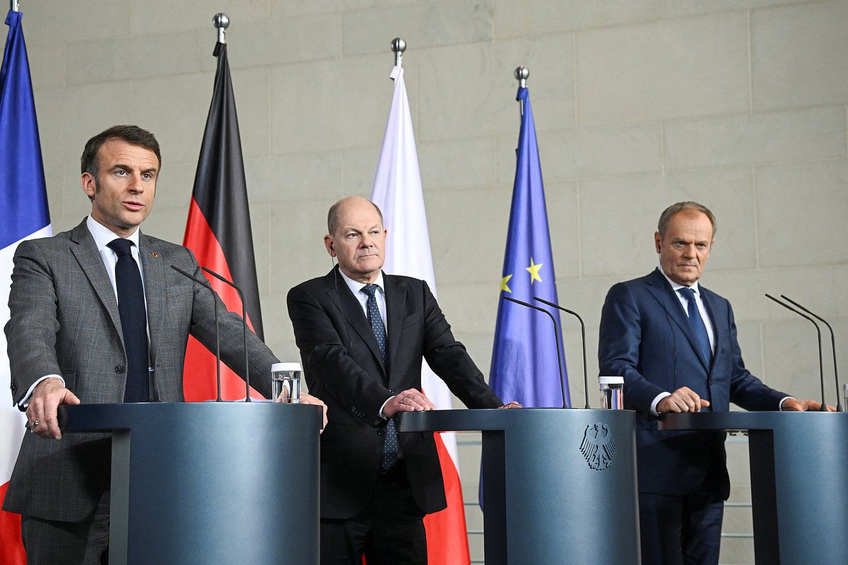 Канцлер Германии Олаф Шольц (в центре), президент Франции Эммануэль Макрон (слева) и премьер-министр Польши Дональд Туск (справа) делают заявление для прессы перед трехсторонней встречей консультационного форума «Веймарский треугольник» в Берлине, Германия, 15 марта 2024 года