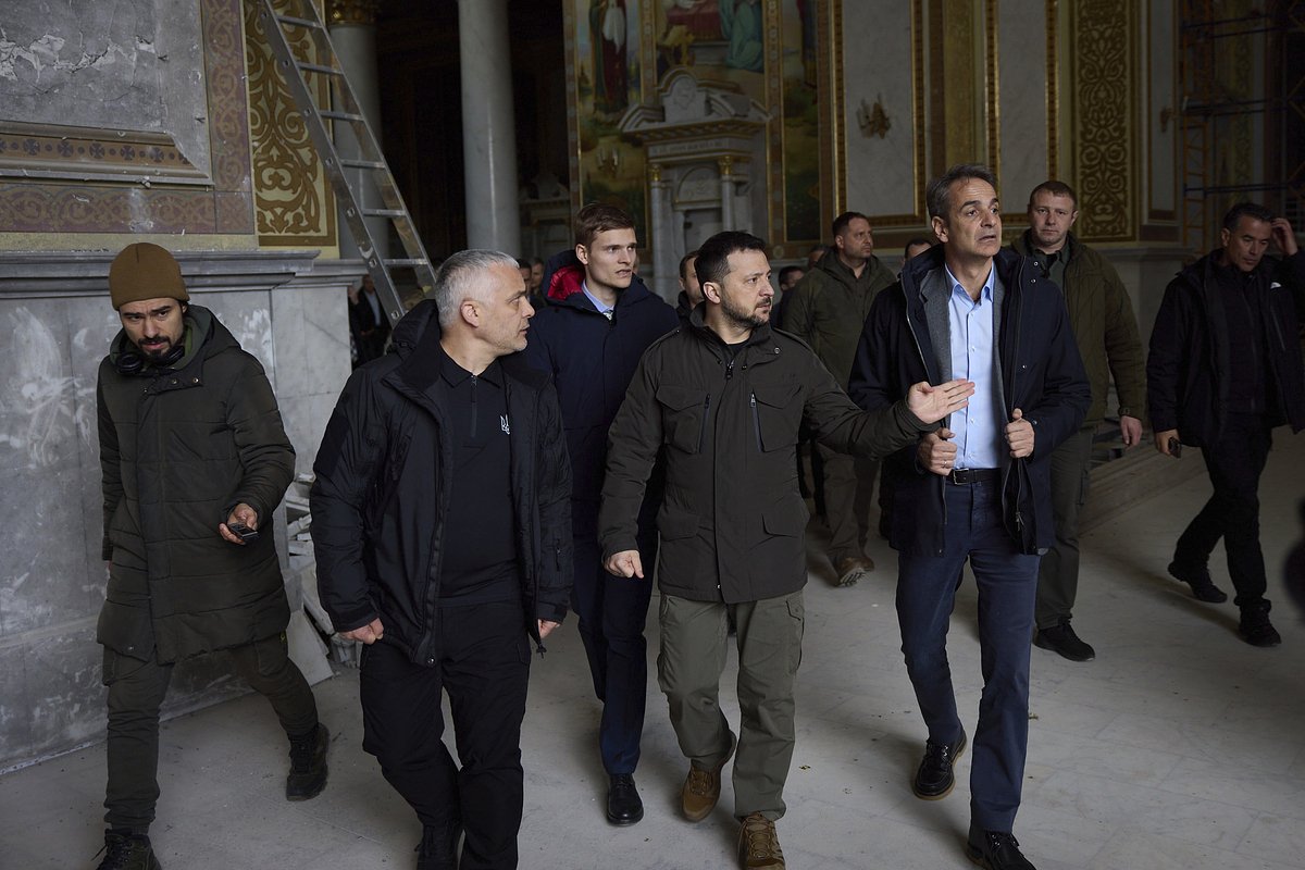 Президент Украины Владимир Зеленский и премьер-министр Греции Кириакос Мицотакис (в центре справа) в Одессе, 6 марта 2024 года