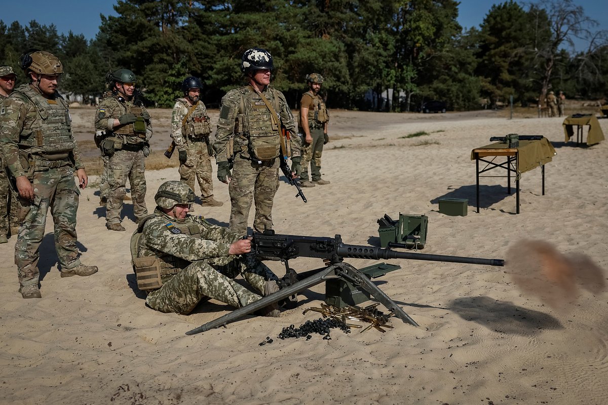 Командующий Объединенными силами Вооруженных сил Украины Сергей Наев стреляет из американского пулемета Browning М2 во время учений под Киевом, 27 сентября 2023 года