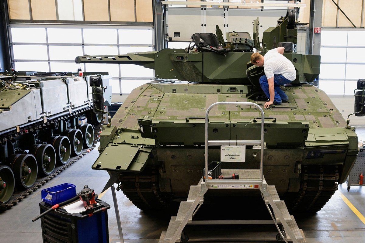 Сборка боевой машины Lynx на производственной линии завода немецкой компании Rheinmetall в Унтерлюсе, Германия, 6 июня 2023 года