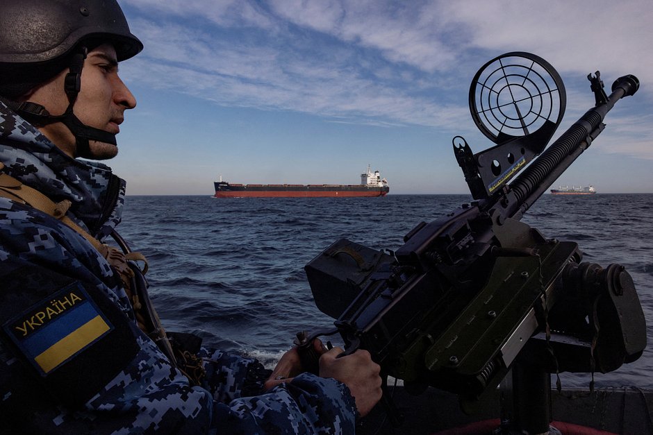 Военнослужащий береговой охраны Украины в Черном море, 7 февраля 2024 года