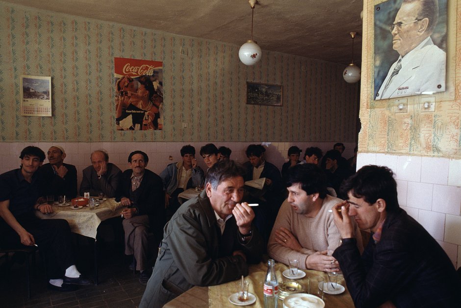 Албанцы в кафе в Приштине в Косово, Югославия, 31 марта 1989 года