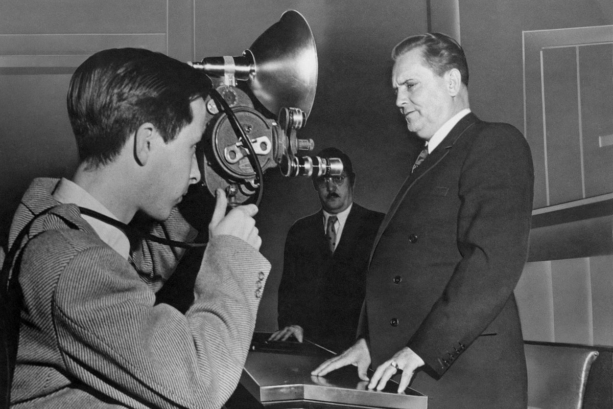 Американский фотограф Чарльз Джонс снимает югославского маршала Иосипа Броз Тито, выступающего на первой сессии югославского парламента, конец 1940-х годов