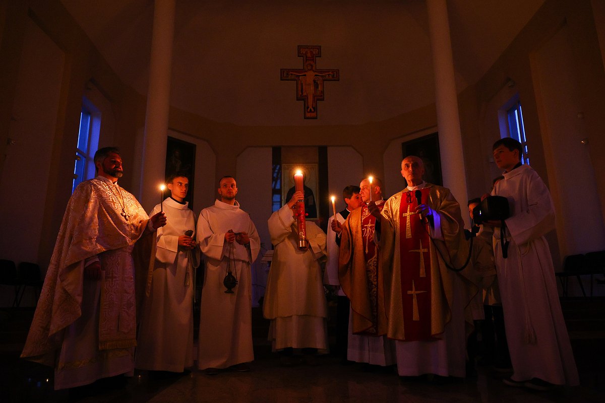 Священнослужители на праздничном пасхальном богослужении в Римско-католическом храме святого Адальберта в Калининграде