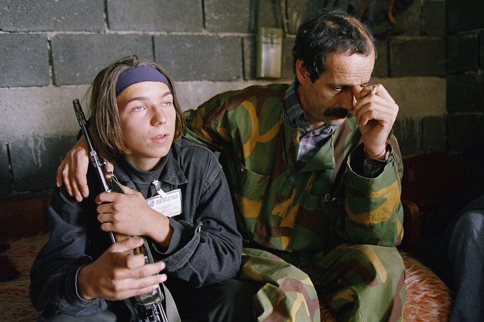 16-летний Сеад Дзака (слева) и боснийский командир Юсуф Халиманович в ненадежном укрытии на первом этаже разрушенного дома, к северу от Сараево, Босния, 18 сентября 1992 года