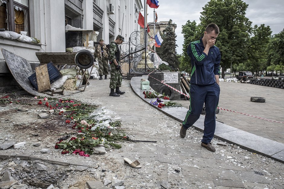 Здание Луганской областной государственной администрации после обстрела Вооруженными силами Украины, 3 июня 2014 года