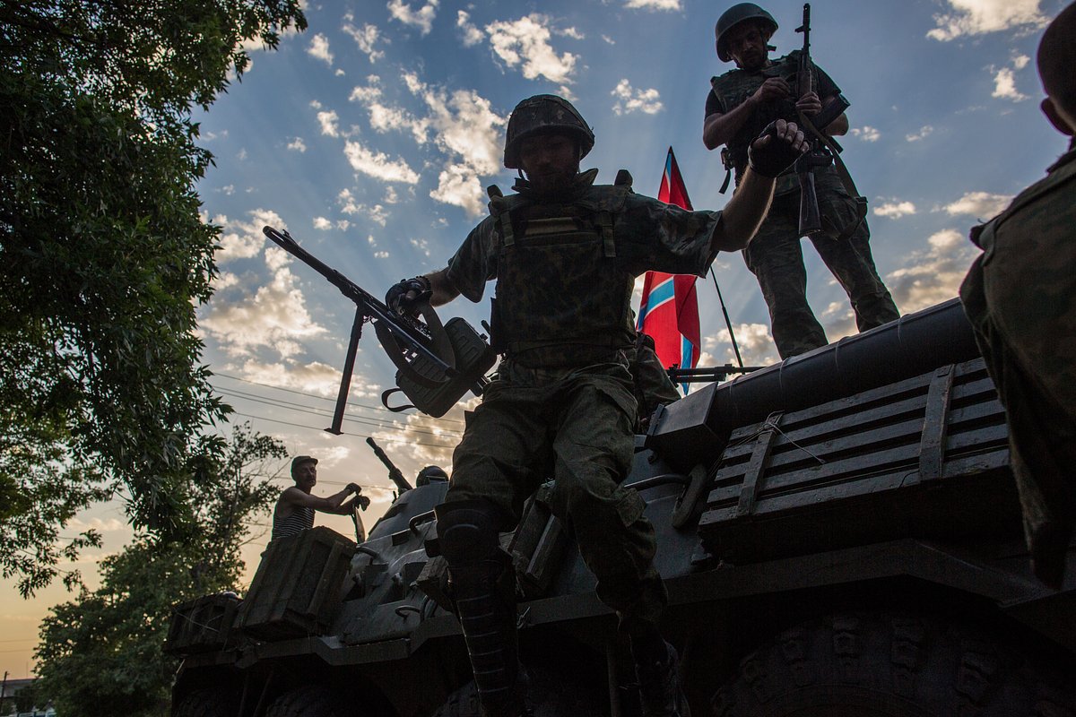 Бойцы ополчения в городе Снежное, где происходят боестолкновения с Вооруженными силами Украины, 12 июля 2014 года