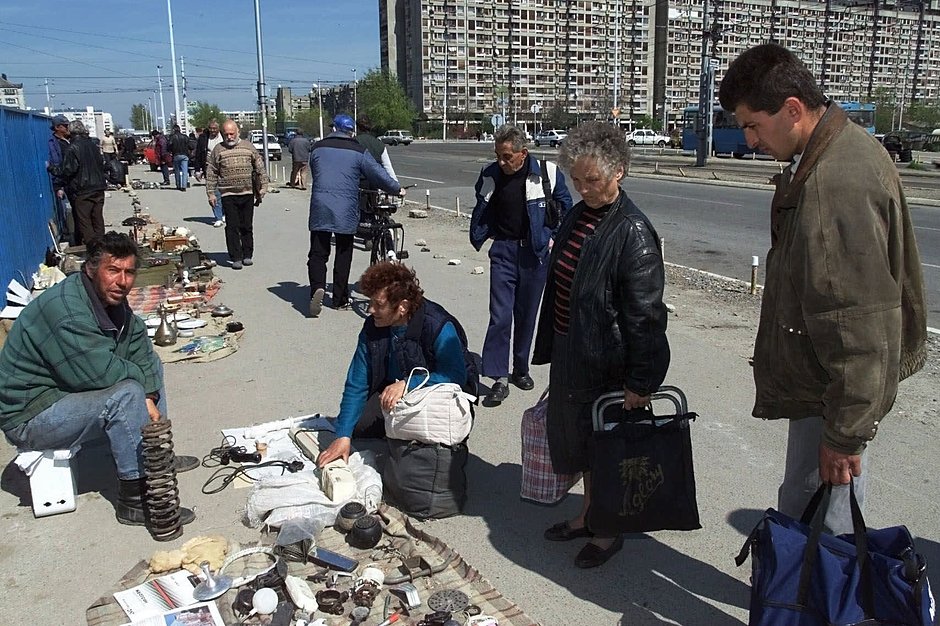 Жители Белграда рассматривают подержанные товары на блошином рынке, 4 апреля 2001 года