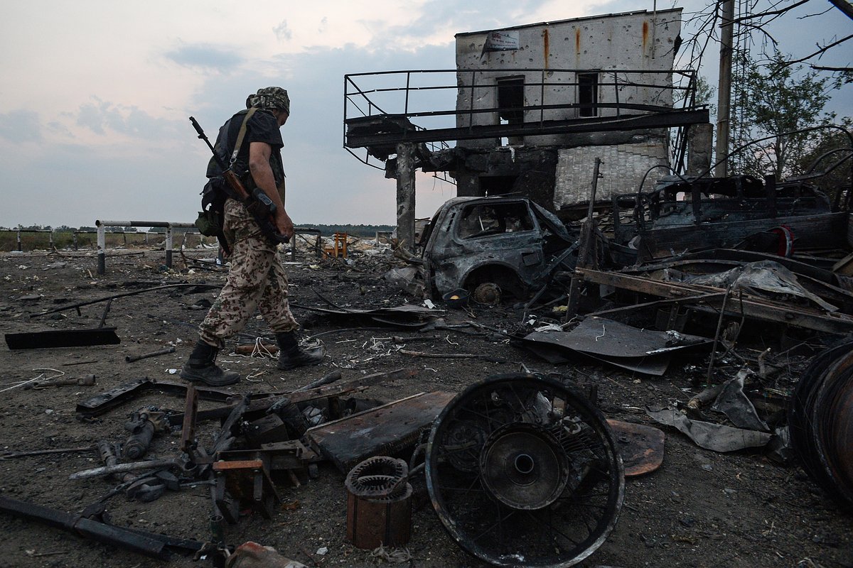 Ополченец Луганской народной республики на КПП «Должанский» на границе Луганской области Украины и России, 8 августа 2014 года