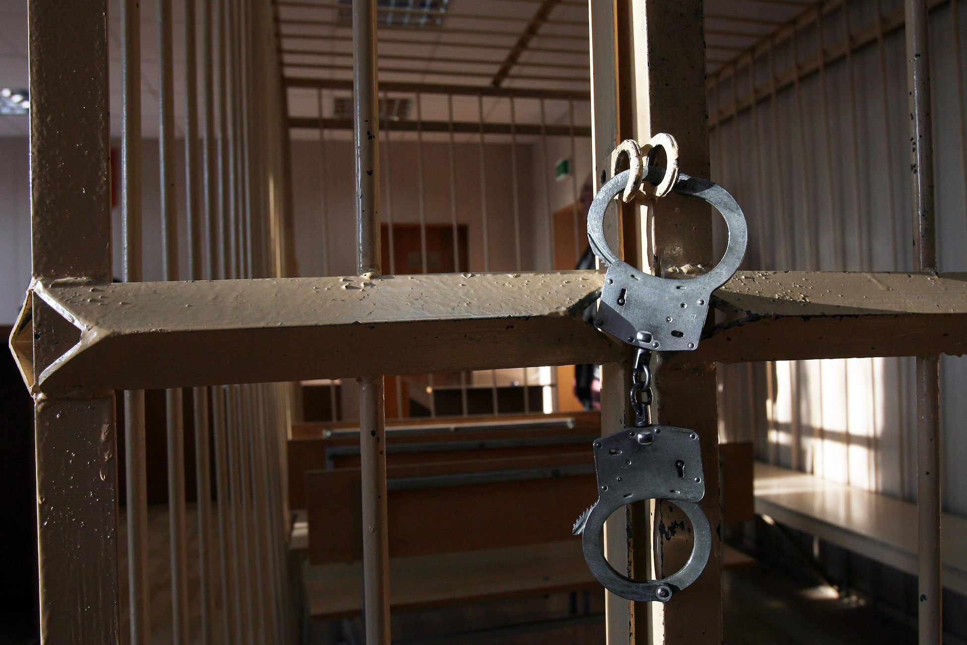 Взять под стражу это. Незаконное заключение под стражу. Взять под стражу это. Тюремное заключение. Заключённый под стражу.