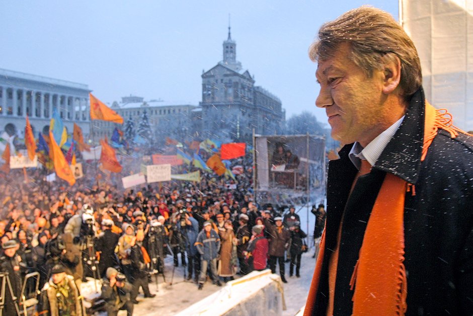 Кандидат в президенты Украины Виктор Ющенко перед выступлением наблюдает за митингом в свою поддержку в центре Киева, 24 ноября 2004 года