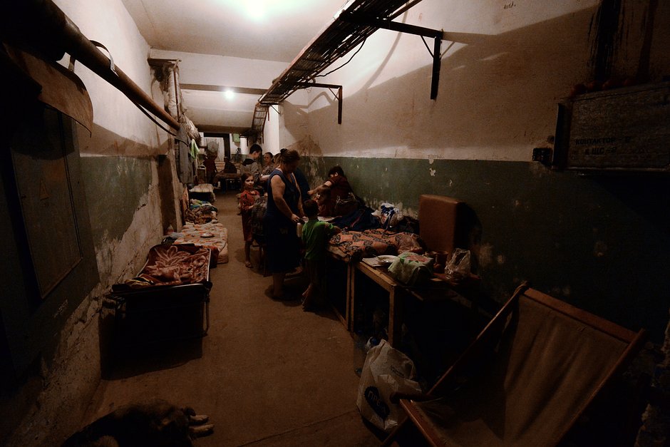 Жители Иловайска в подвале жилого дома спасаются от обстрела города Вооруженными силами Украины, 14 августа 2014 года