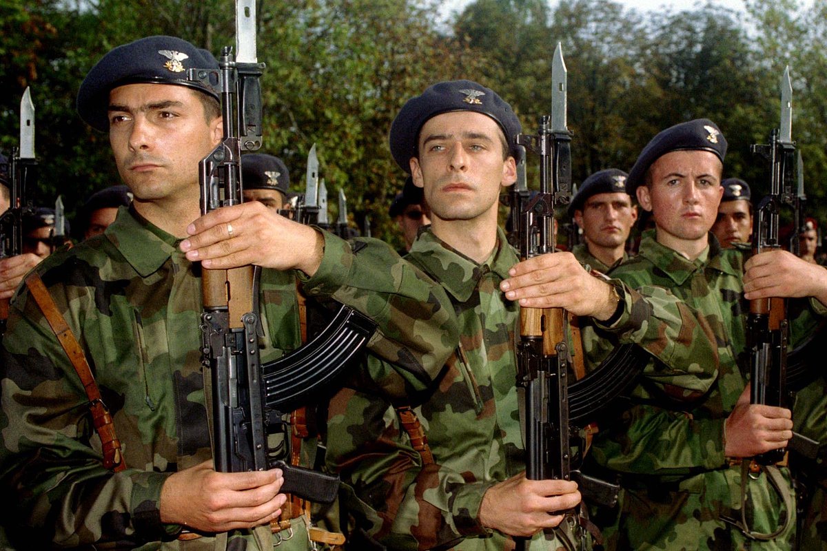 Новобранцы Вооруженных сил Союзной Республики Югославия во время церемонии приведения к присяге в Белграде, 11 октября 1998 года