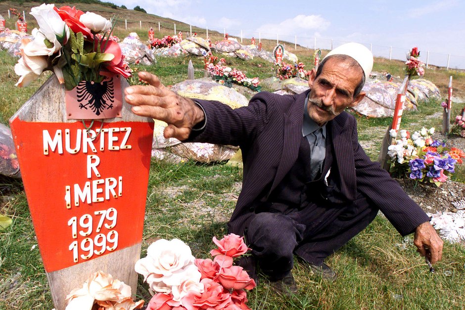 Рамиз Юмери, 64-летний житель деревни Рачак, этнический албанец, у надгробия своего сына Муртеза Юмери на местном кладбище, 29 июня 2001 года