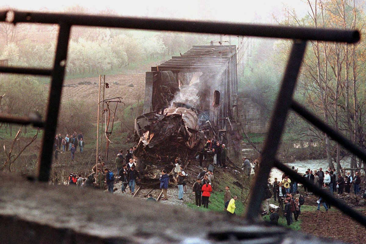 Разрушенный ракетным ударом самолета НАТО пассажирский поезд в ущелье Грделица, 12 апреля 1999 года