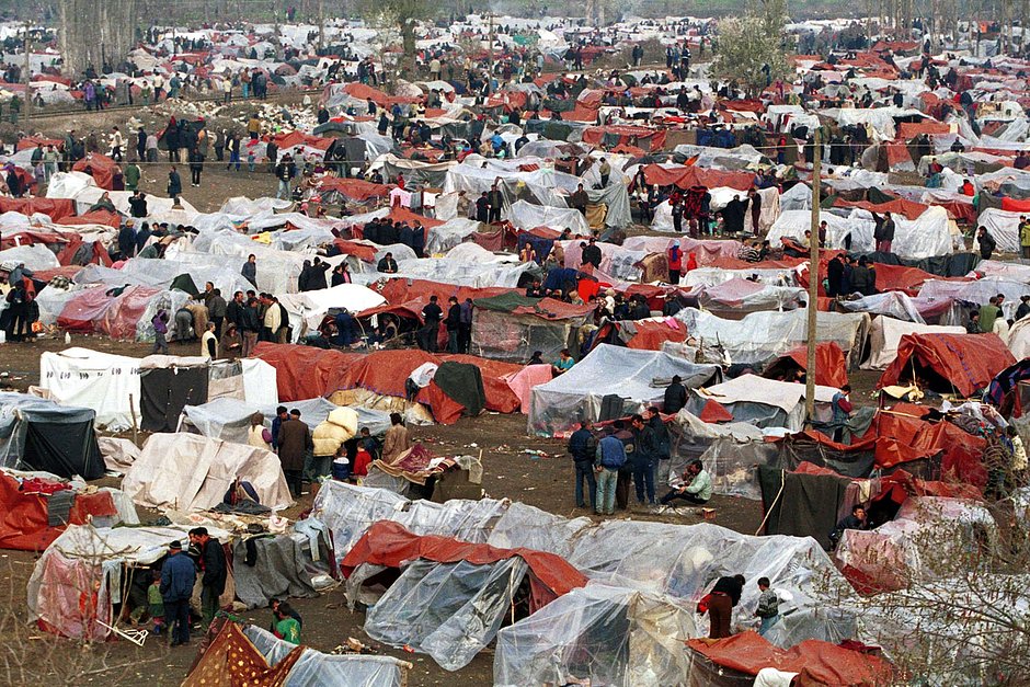 Лагерь для албанских беженцев из Косово в Блаце в Македонии, 6 апреля 1999 года