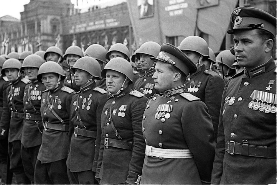 Командир сводного батальона летчиков в составе сводного полка 2-го Украинского фронта на параде Победы Герой Советского Союза генерал-лейтенант авиации Николай Каманин (второй справа), 24 июня 1945 года
