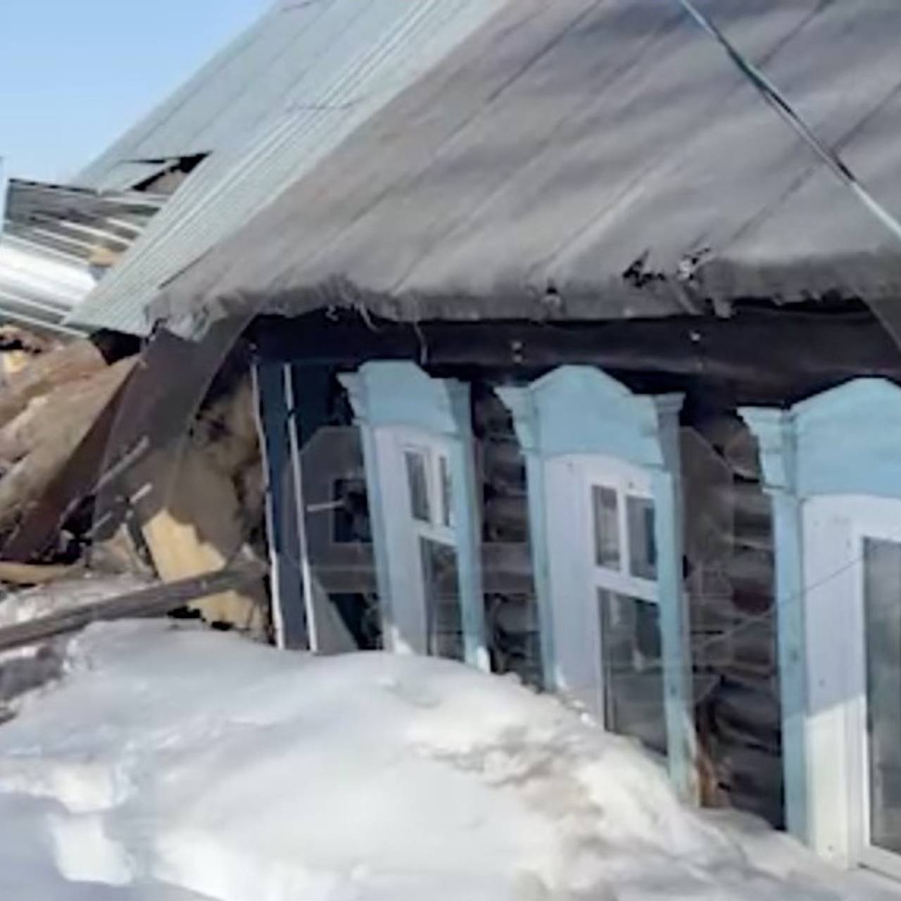 В российском городе водитель бульдозера снес дом с двумя детьми внутри: Дом:  Среда обитания: Lenta.ru