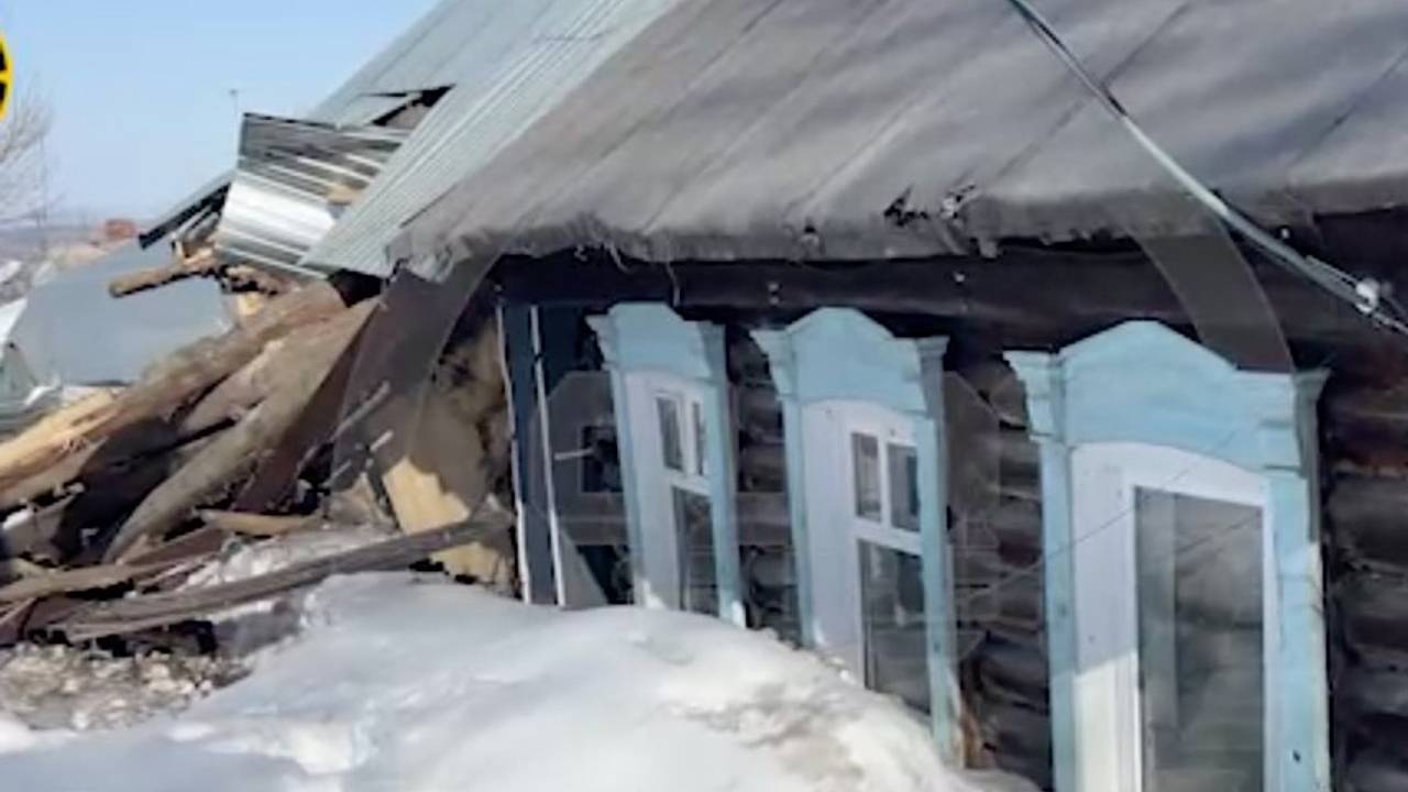 В российском городе водитель бульдозера снес дом с двумя детьми внутри: Дом:  Среда обитания: Lenta.ru