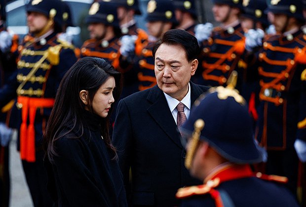 Президент Южной Кореи Юн Сок Ёль с супругой Ким Кон Хи во время визита в Нидерланды, декабрь 2023 года. По возвращении из этой поездки Ким Кон Хи больше не видели