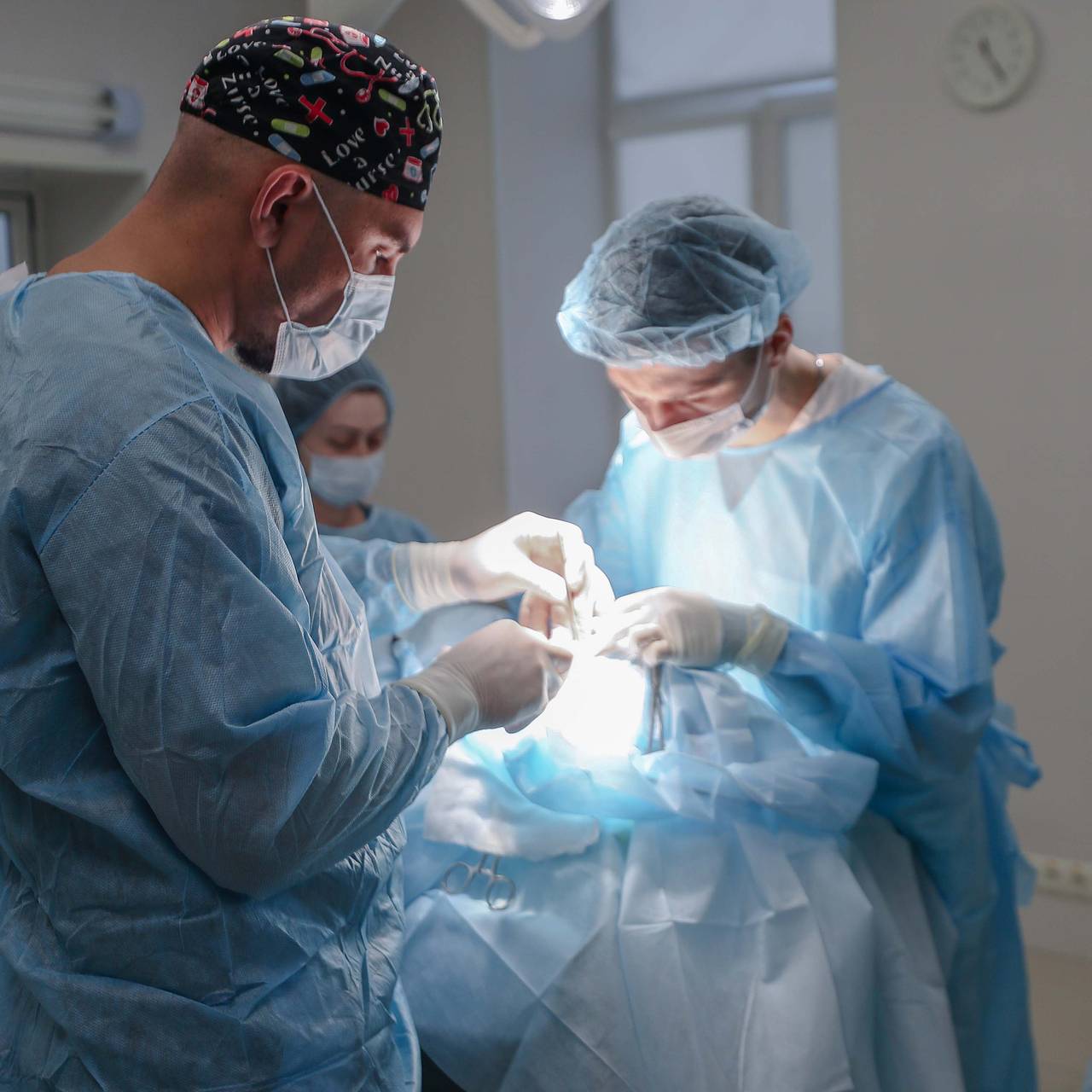 аппарат илизарова для удлинения. увеличение роста человека. хирургия молочной железы. операция на рост. операция по удлинению конечностей.