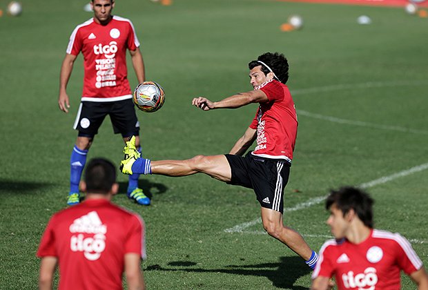 Игрок сборной Парагвая по футболу Нельсон Вальдес (с мячом) на тренировке
