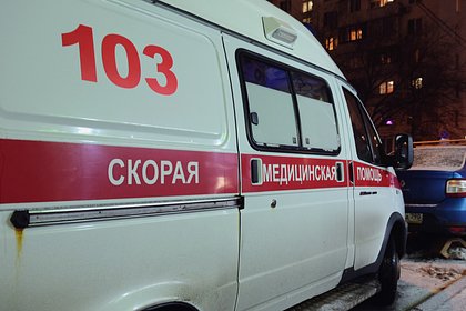 В России иномарка вылетела на тротуар и вдавила в стену женщину с младенцем