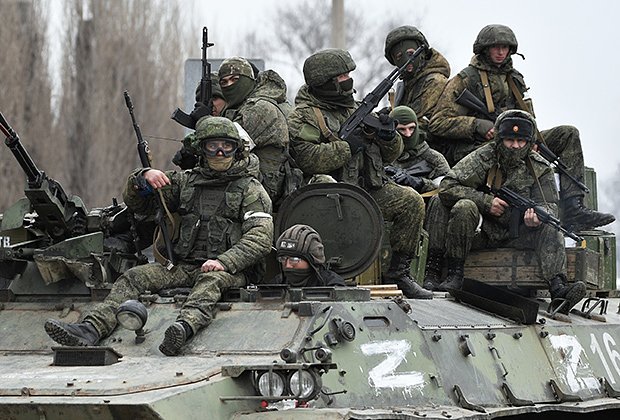 Российские военнослужащие в колонне военной техники на шоссе возле границы с Украиной в Армянске