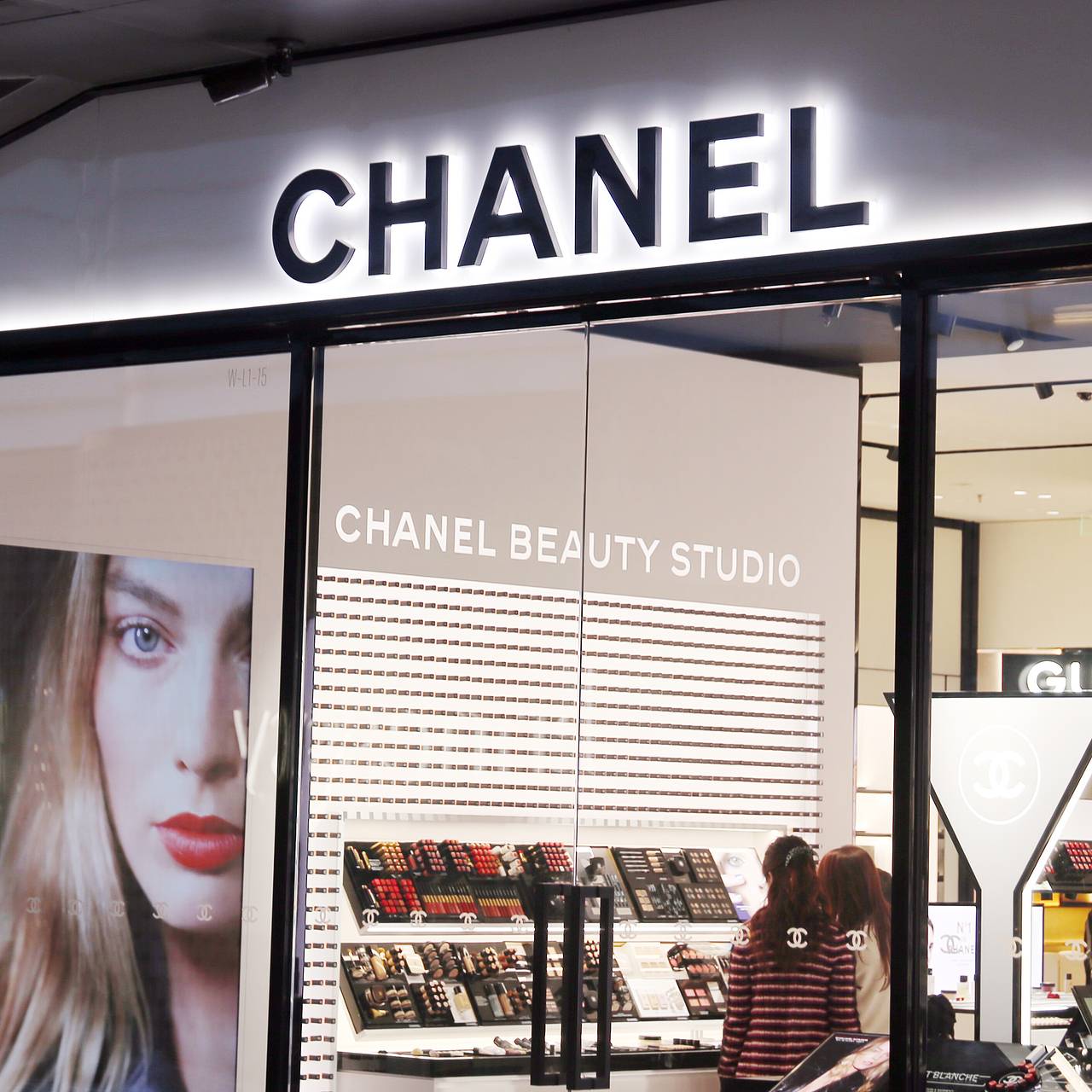 Информацию об уходе Chanel из России опровергли: Явления: Ценности: Lenta.ru