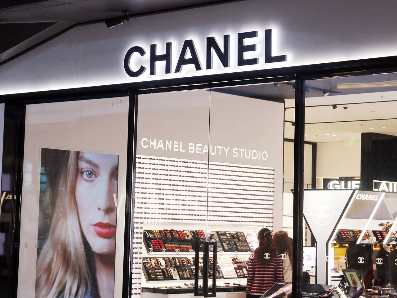 Информацию об уходе Chanel из России опровергли: Явления: Ценности: Lenta.ru