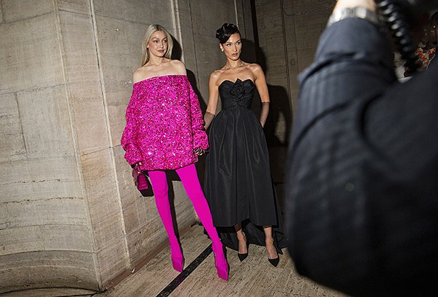 Сестры-модели Джиджи Хадид и Белла Хадид в контрастных черном и розовом нарядах на гала-концерте Prince's Trust, 2022 год
