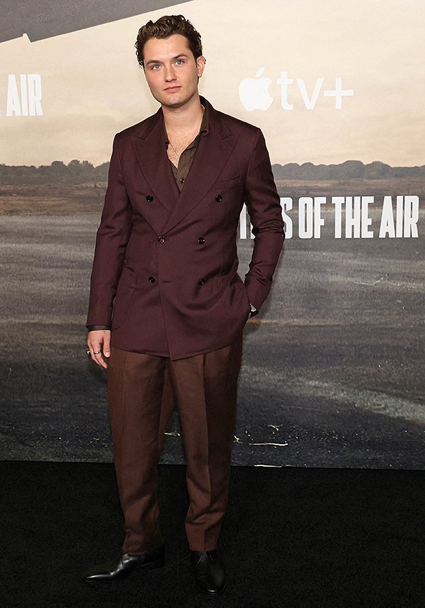 Сын актера Джуда Лоу, модель и актер Рафферти Лоу на премьере сериала «Властелины воздуха» в Лос-Анджелесе, 2024 год