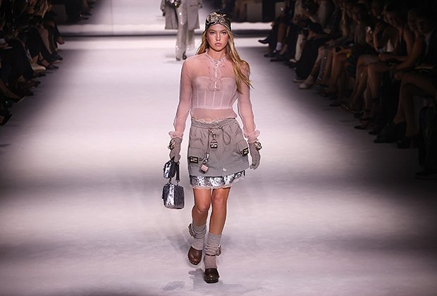 Лила Мосс дефилирует на показе бренда Fendi на Неделе моды в Нью-Йорке, 2022 год
