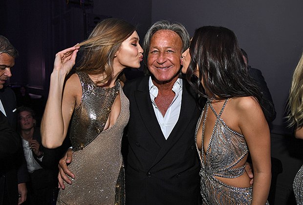 Сестры-модели Джиджи Хадид и Белла Хадид с отцом, бизнесменом Мохамедом Хадид на вечеринке Victoria's Secret, 2016 год