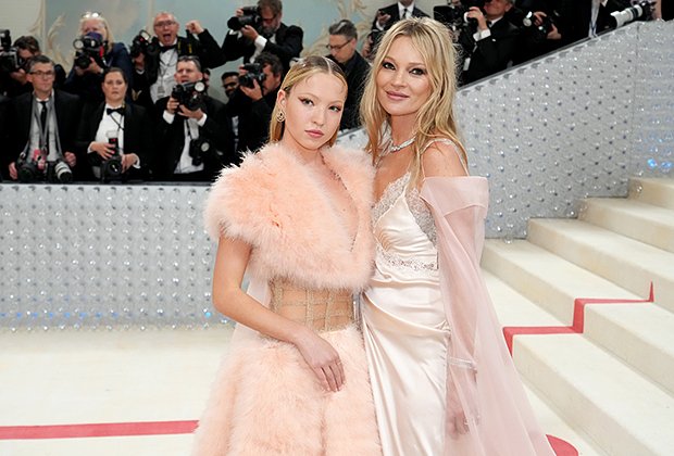 Модели Кейт Мосс и Лила Мосс позируют вместе в розовых платьях на Met Gala, 2023 год