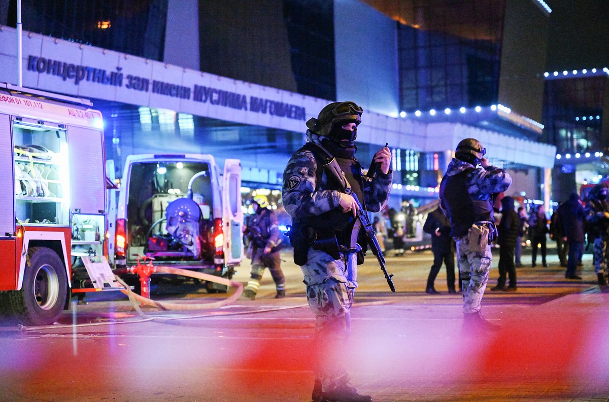 Террористы расстреляли десятки людей в «Крокус Сити Холле». Что говорят о теракте в России и мире?