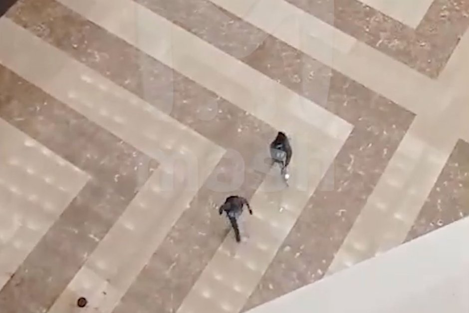 Террористы идут по холлу в сторону концертного зала