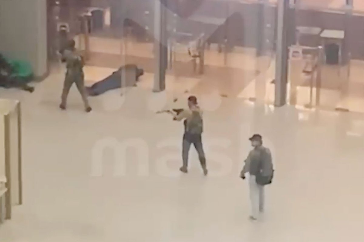 Несколько террористов в упор расстреливают посетителей сразу за рамками металлоискателей