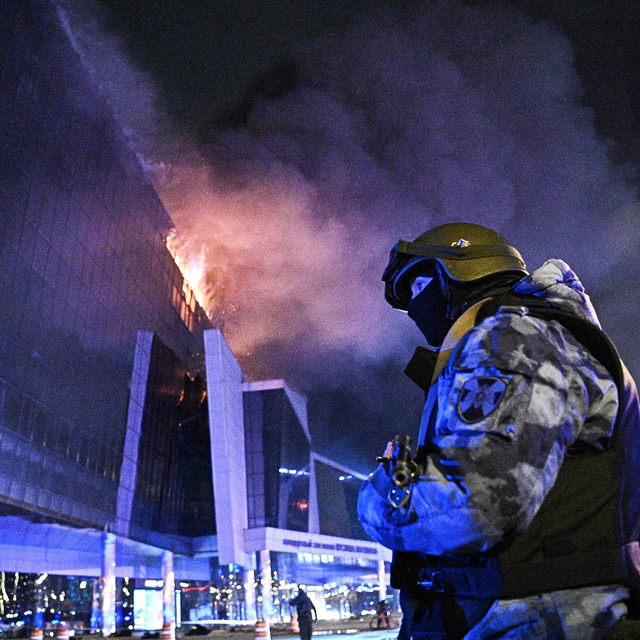 Толпа возле «Крокус Сити Холла» после стрельбы заняла весь Павшинский мост  | Россия