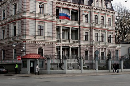 Посольство России в Риге пожаловалось на запрет полиции приносить цветы к зданию