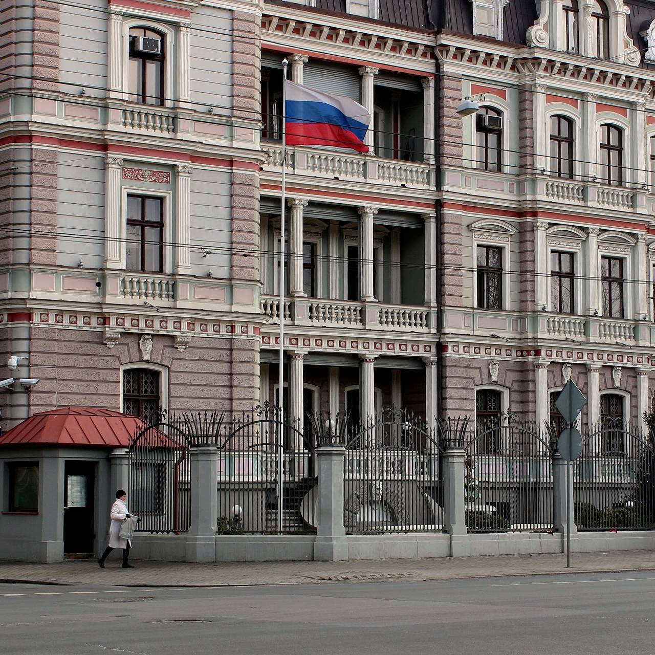 Посольство России в Риге пожаловалось на запрет полиции приносить цветы к  зданию: Прибалтика: Бывший СССР: Lenta.ru