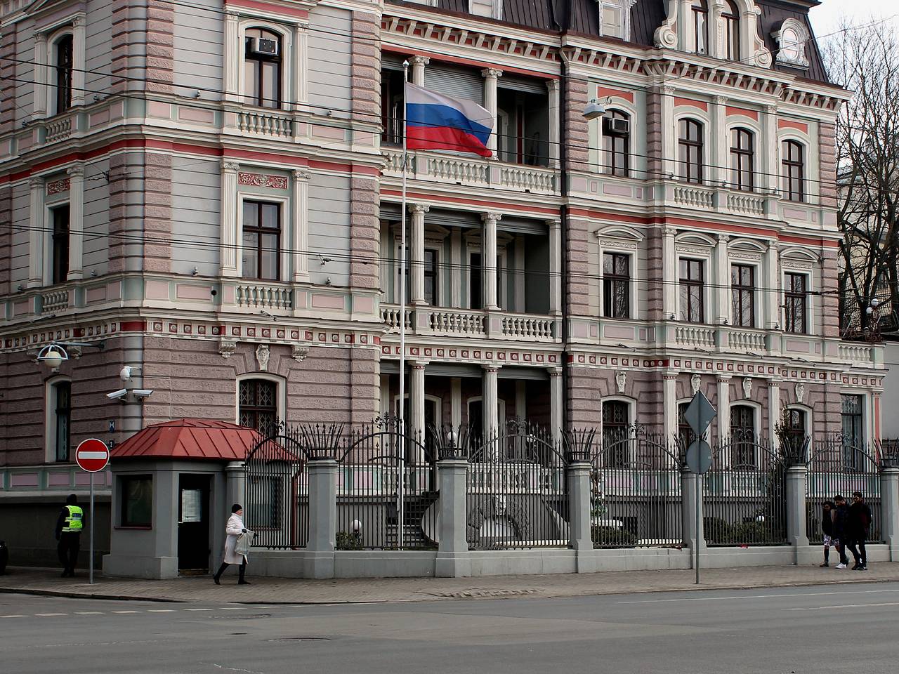 Посольство России в Риге пожаловалось на запрет полиции приносить цветы к  зданию: Прибалтика: Бывший СССР: Lenta.ru