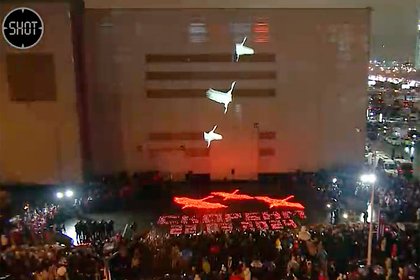 На здании «Крокуса» в память о жертвах теракта появилась проекция с журавлями