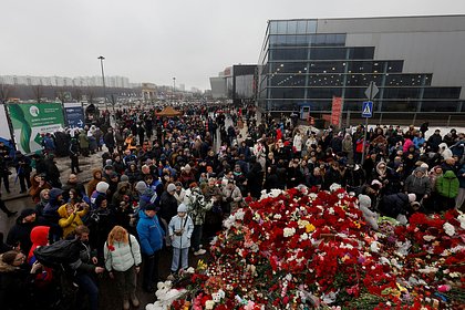 В России рассказали об очереди к стихийному мемориалу у «Крокуса»